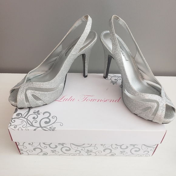 Silver Heels - Picture 2 of 6